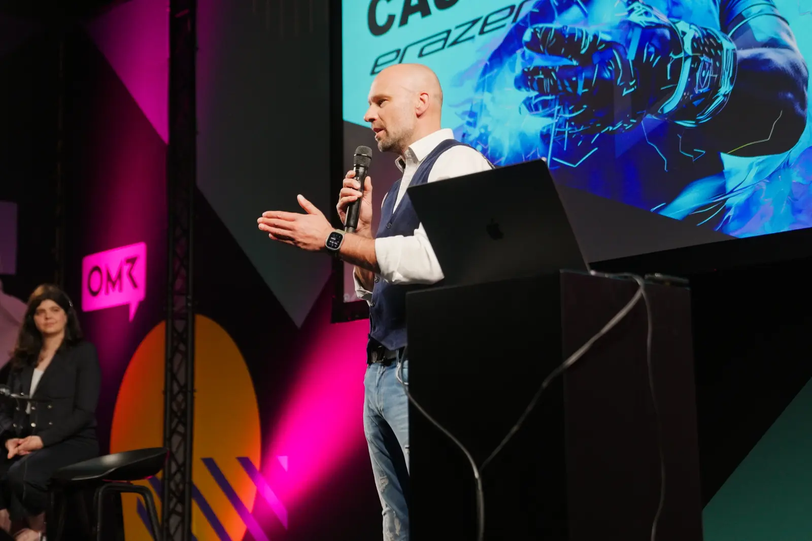 Dr. Thomas Greussing presenting on the OMR stage in Hamburg